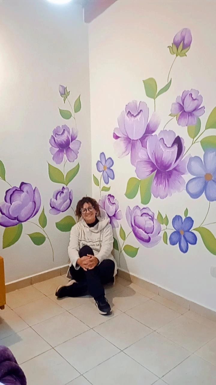 Alumna del Club Natureza con su mural de peonías recién terminado