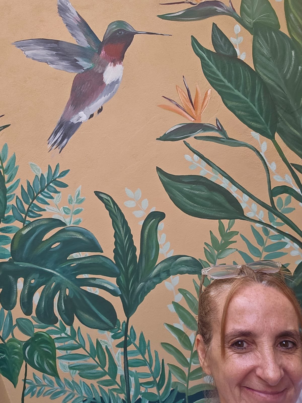 Detalle de mural de colibrí pintado por una alumna del Club Natureza