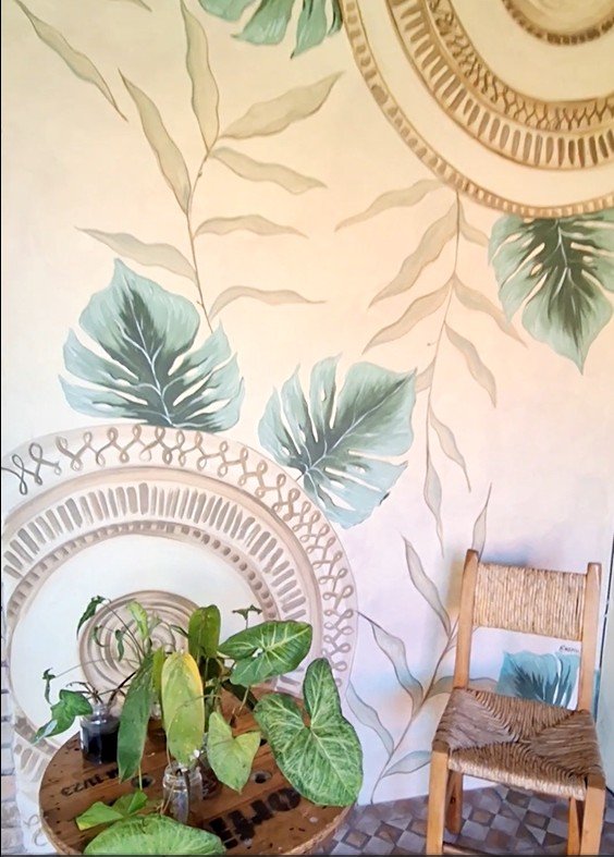 Pared con mural botánico terminado